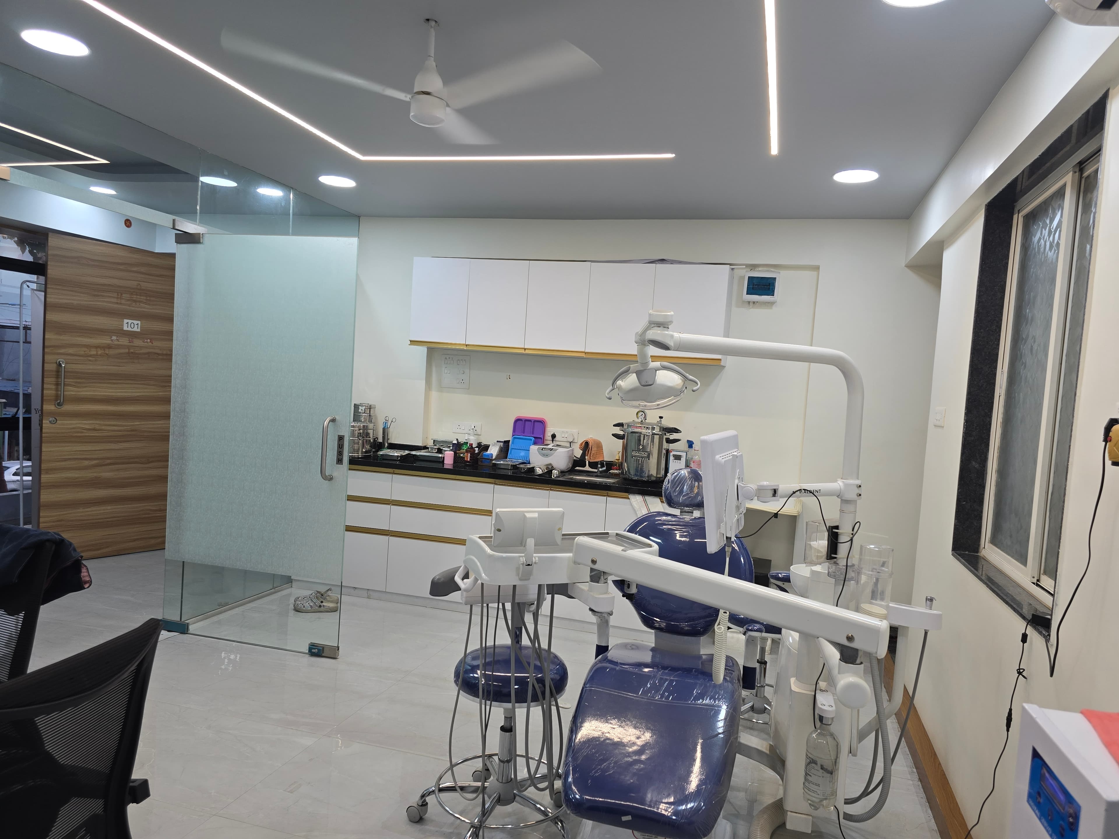 Modern dental treatment room at Sampurna Dental Care